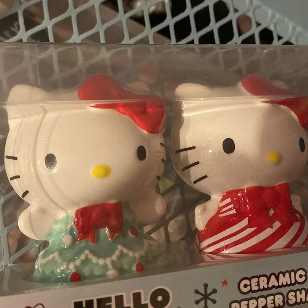 BNWT HELLO KITTY Candy Cane Christmas Tree Dress Ceramic Salt and Pepper Shakers